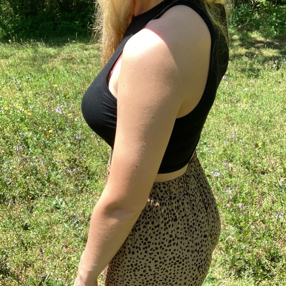 Black Ribbed Crop Tank - Picture 3 of 12